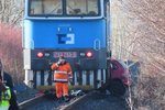 Vlak na přejezdu v Hostouni smetl osobní auto. (30. prosince 2022)