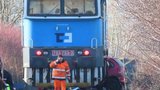 Smrt na kolejích! Vlak v Hostouni u Prahy smetl auto, řidič (†64) zemřel