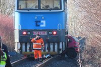 Smrt na kolejích! Vlak v Hostouni u Prahy smetl auto, řidič (†64) zemřel