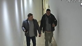 Policisté pátrají po mužích, kteří kradli v pražském hotelu.