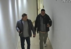 Policisté pátrají po mužích, kteří kradli v pražském hotelu.