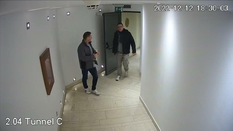 Policisté pátrají po mužích, kteří kradli v pražském hotelu.