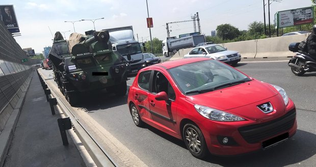 Na Jižní spojce se srazilo auto s houfnicí.