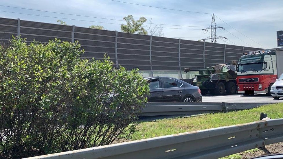 Na Jižní spojce se srazilo auto s houfnicí.