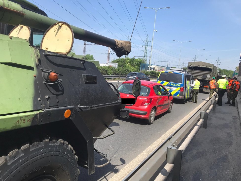 Na Jižní spojce se srazilo auto s houfnicí.