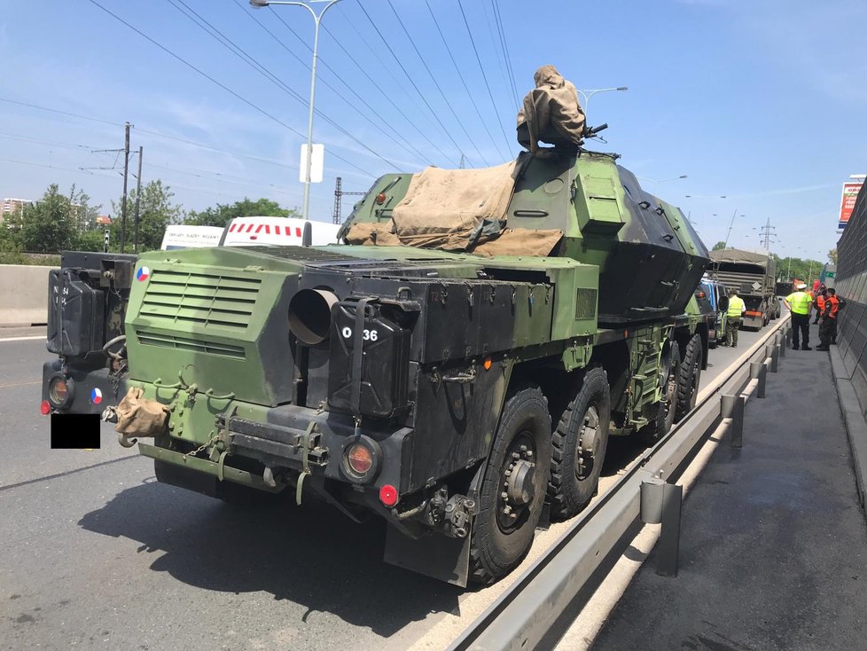 Na Jižní spojce se srazilo auto s houfnicí.