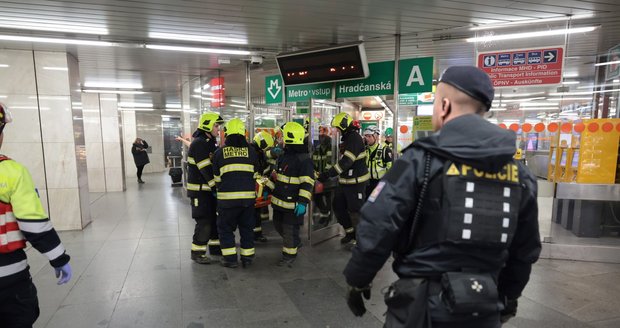 Pád ženy pod metro ve stanici Hradčanská, 2. prosince 2025