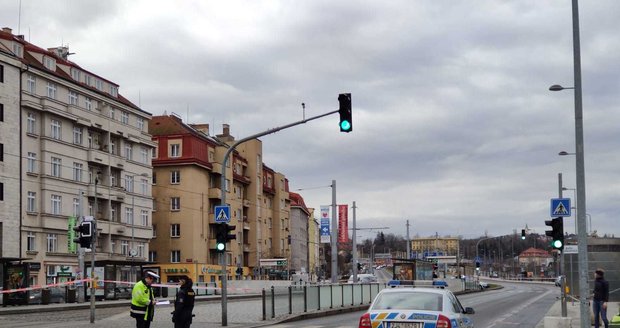 Osamělý kufr na zastávce Hradčanská spustil velkou policejní akci.