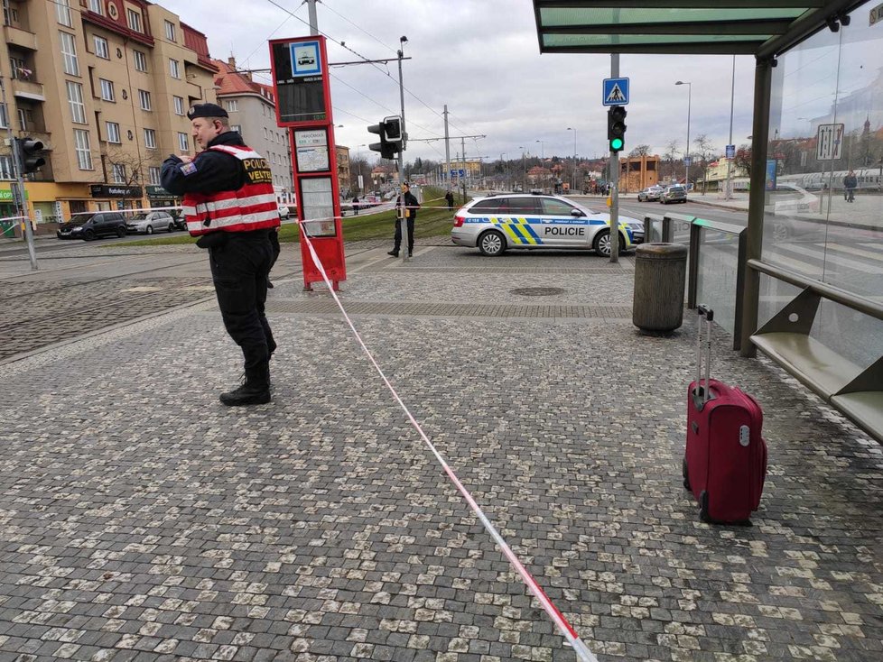Osamělý kufr na zastávce Hradčanská spustil velkou policejní akci.