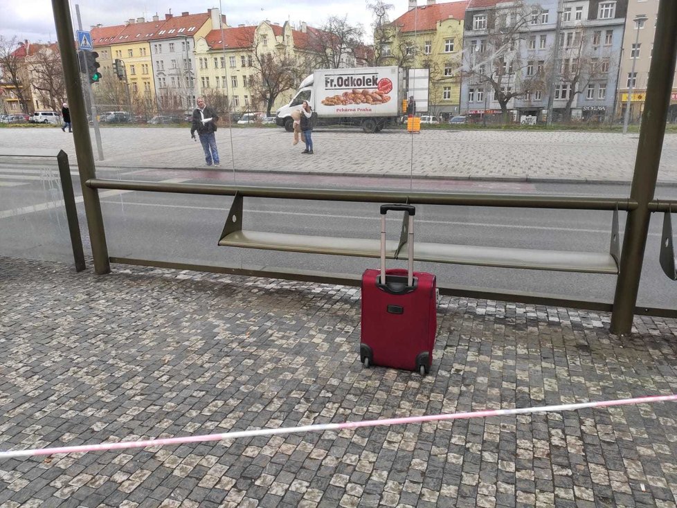 Osamělý kufr na zastávce Hradčanská spustil velkou policejní akci.
