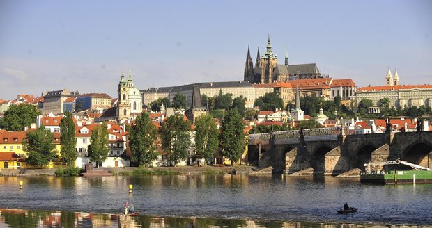 KSČM opět brojí proti církevním restitucím: Navrhuje ochranu Pražského hradu