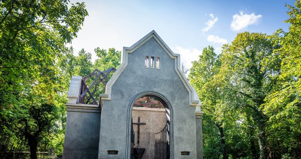Slavnostní představení obnovené kaple na bohnickém hřbitově, která propojuje původní zdivo s moderní konstrukcí z cortenové oceli evokující trnovou korunu, 17. září 2026, Praha.