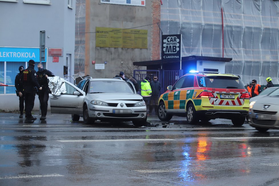 Nehoda dvou aut v Praze 9 (4. 1. 2021).
