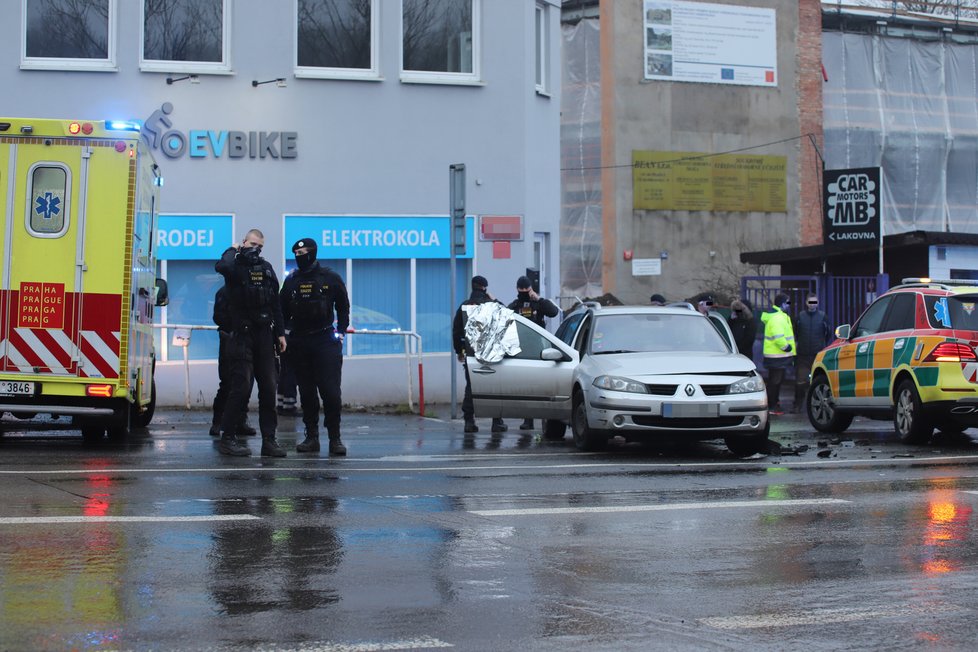 Nehoda dvou aut v Praze 9 (4. 1. 2021).