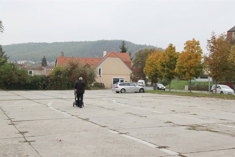 Parkoviště u Výpadové ulice projde rekonstrukcí.