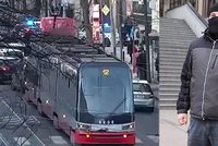 Najedu do davu v centru Prahy a budu střílet! hrozil muž v dodávce. Policista popsal drsný zásah