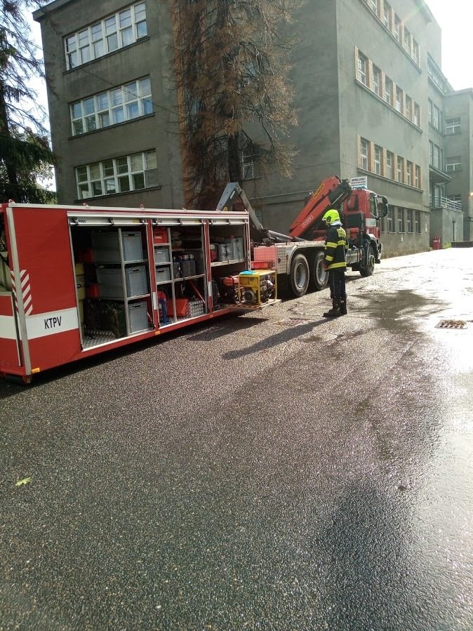 Kvůli prudkému dešti měli hasiči v Praze plné ruce práce, 13. června 2020.