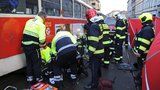 Tramvaj v Radlické srazila stařenku (82): Zůstala zaklíněná pod koly, skončila v nemocnici