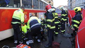 Tramvaj v Radlické srazila ženu (82), záchranáři ji s vážnými zraněními převezli do nemocnice.