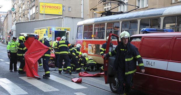 Tramvaj v Radlické srazila ženu (82), záchranáři ji s vážnými zraněními převezli do nemocnice.