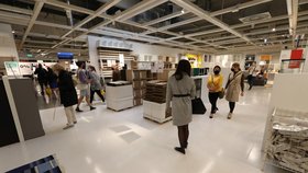 Obchodní domy IKEA po pauze otevřely své brány. 11. května 2020, IKEA Černý most.