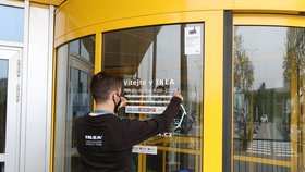 Obchodní domy IKEA po pauze otevřely své brány. 11. května 2020, IKEA Černý Most.