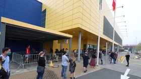 Obchodní domy IKEA po pauze otevřely své brány. 11. května 2020, IKEA Černý Most.