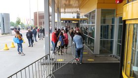 Obchodní domy IKEA po pauze otevřely své brány. 11. května 2020, IKEA Černý Most.