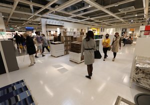 Obchodní domy IKEA po pauze otevřely své brány. 11. května 2020, IKEA Černý most.