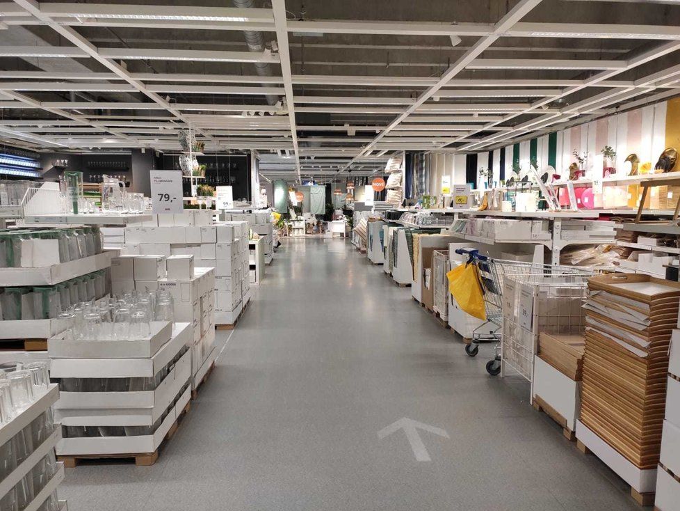 Od 13. března 2020 byly kvůli covidu uzavřené provozovny s rychlým občerstvením v nákupních centrech. Na fotografii je Ikea na pražském Zličíně 13. března krátce před desátou dopoledne.