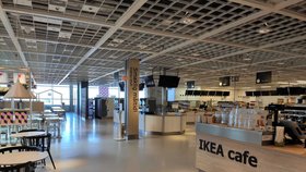 Od 13. března 2020 jsou uzavřené provozovny s rychlým občerstvením v nákupních centrech. Na fotografii je Ikea na pražském Zličíně 13. března krátce před desátou dopoledne.