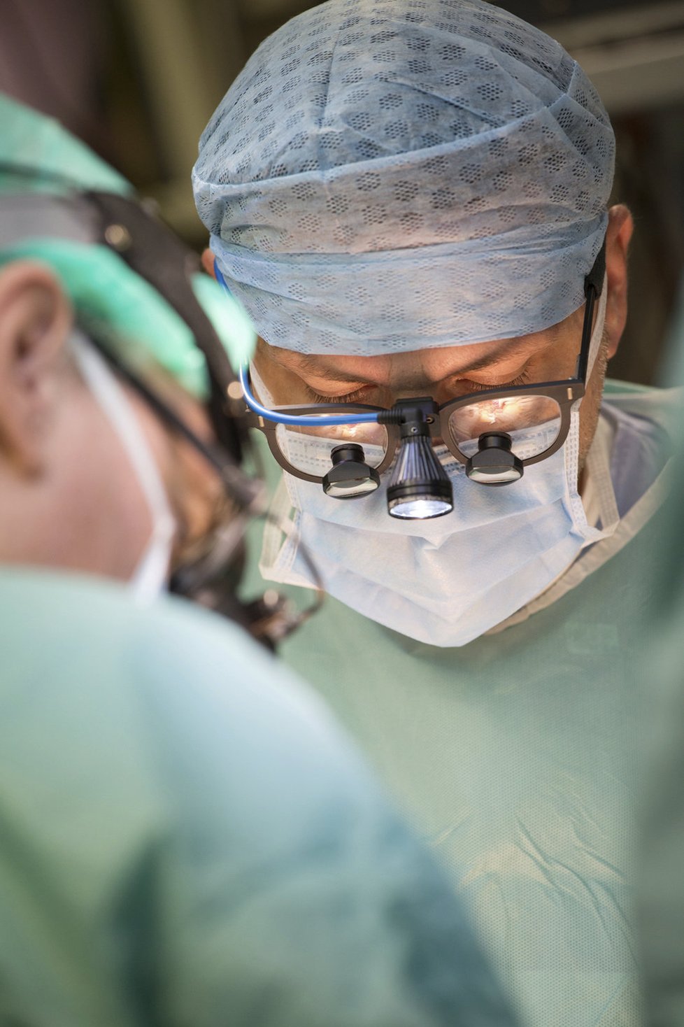 Unikátní operace provádí lékaři pražského IKEMU. V tomto případě pracují na transplantaci dělohy, která se v Čechách uskutečnila poprvé v roce 2016.