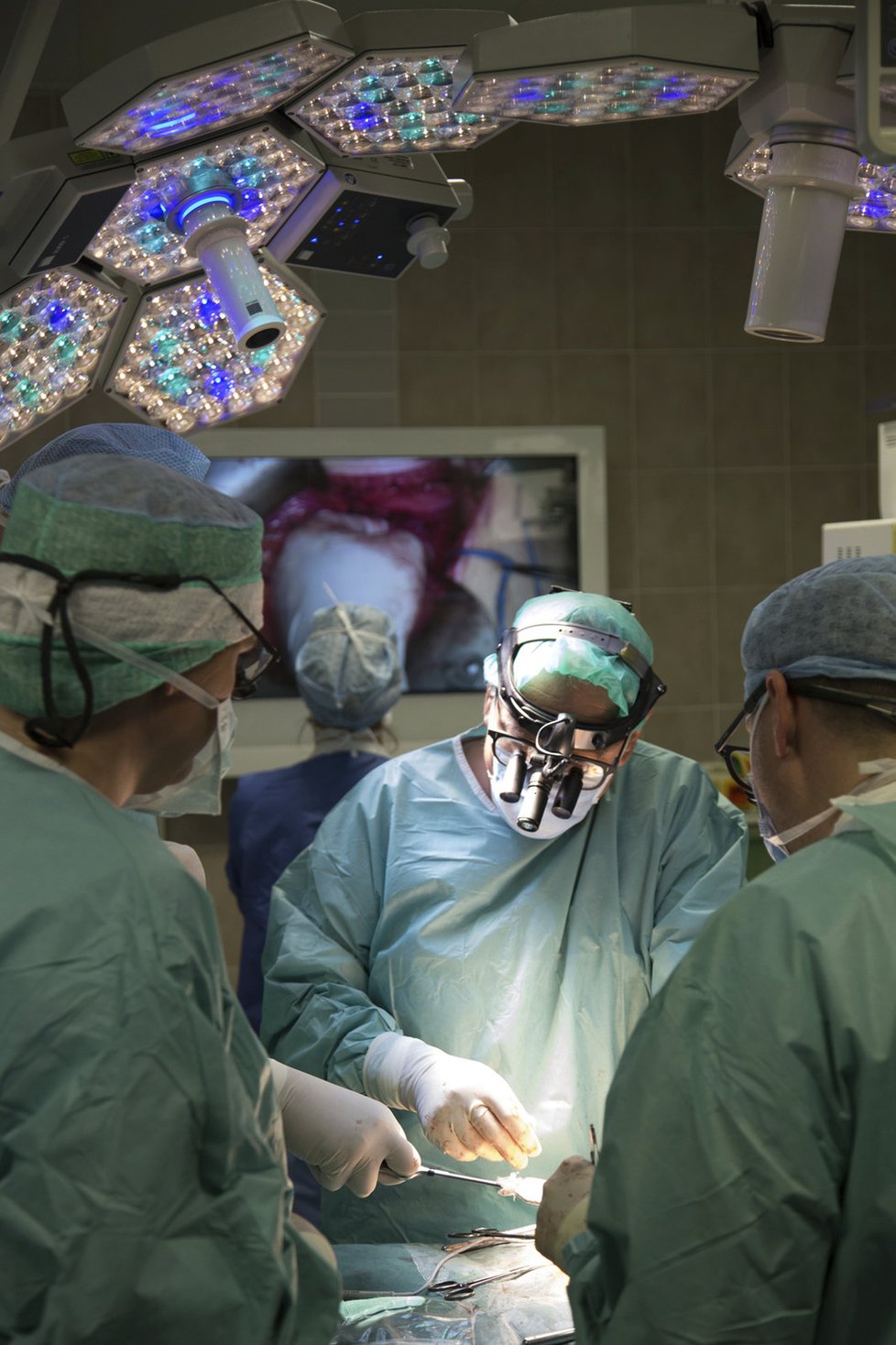 Unikátní operace provádí lékaři pražského IKEMU. V tomto případě pracují na transplantaci dělohy, která se v Čechách uskutečnila poprvé v roce 2016.