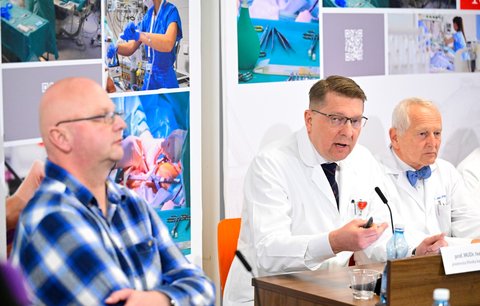 Tiskovka k 40 letům transplantace srdce: Pozvanému pacientovi někdo vyhrožoval. Kvůli kauze vydírání v IKEM?