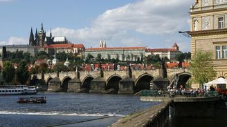 Praha má stále nejvyšší platy a nejnižší nezaměstnanost, skokanem desetiletí je ale Plzeňský kraj