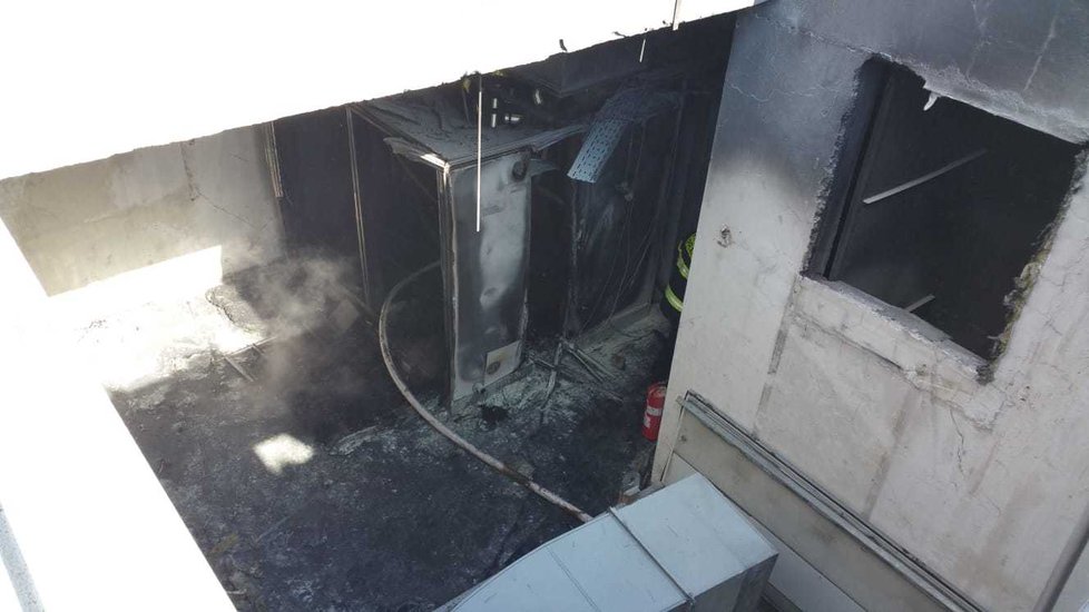 Požár klimatizace na střeše hotelu InterContinental (22. března 2021).