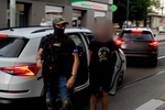 Policie obvinila dvaatřicetiletého muže, který podle ní na začátku července 2023 u zastávky Invalidovna v Praze 8 přepadl s krátkou střelnou zbraní jiného muže.