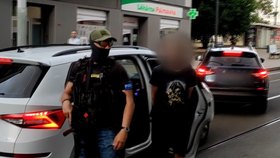 Policie obvinila dvaatřicetiletého muže, který podle ní na začátku července 2023 u zastávky Invalidovna v Praze 8 přepadl s krátkou střelnou zbraní jiného muže.