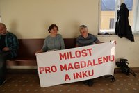 „Milost! Jen plnila rozkaz!“ Zubařku (32) obžalovanou z vraždy přišla k soudu podpořit blízká známá