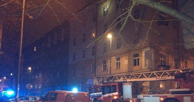 Hasiči vyprosťovali dívku spadlou do světlíku v pražské Jagellonské ulici