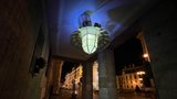 Neprašova „lampa“ zdobí podloubí u městské knihovny: Upozorňuje na rojení fake news