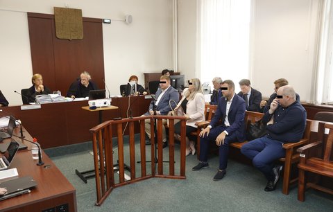 Dvoumiliardový podvod J.O. Investment u soudu: Další průtahy! Soudce jde do důchodu, kauzu odročil