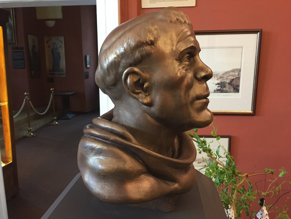 V Muzeu Karlova mostu vystavili busta Jana Nepomuckého, která byla vytvořená na základě rozměrů jeho lebky.