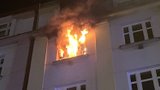 Plameny šlehaly z okna! Na Žižkově hořel byt, seniorka (70) skončila v nemocnici