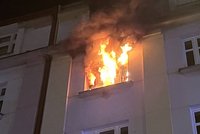 Plameny šlehaly z okna! Na Žižkově hořel byt, seniorka (70) skončila v nemocnici