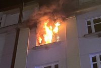 Plameny šlehaly z okna! Na Žižkově hořel byt, seniorka (70) skončila v nemocnici
