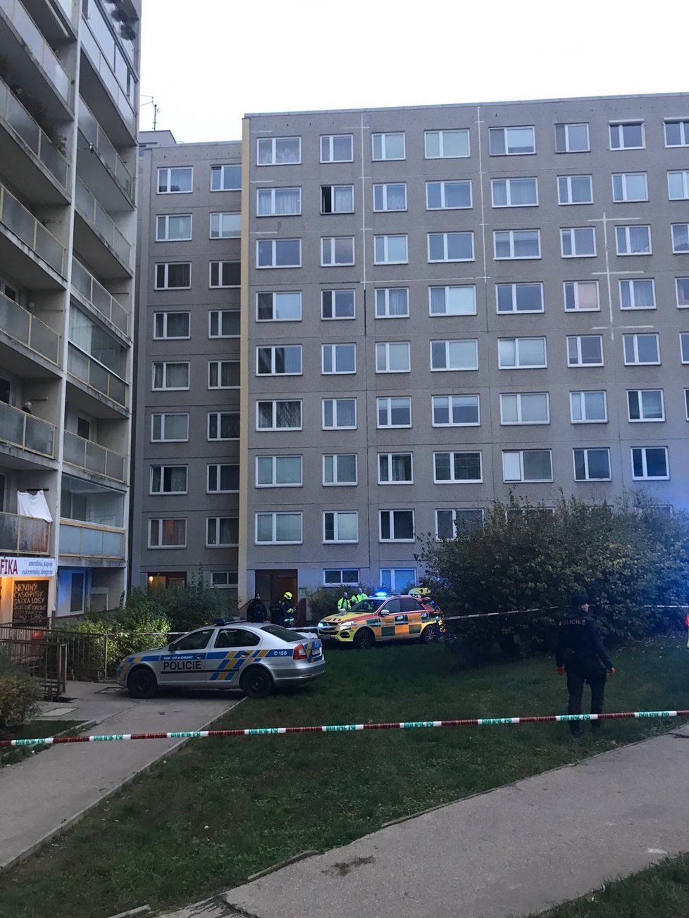 V Janského ulici zemřeli dva lidé poté, co se zřítili z okna. (11. 11. 2019)