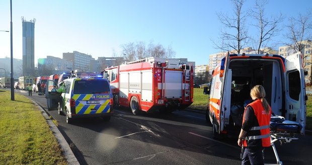 Při nehodě na křižovatce ulic Jarníkova a Roztylská se srazily dva autobusy.