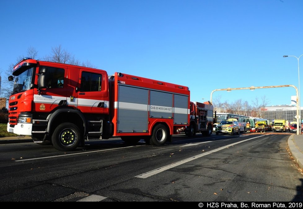 Při nehodě na křižovatce ulic Jarníkova a Roztylská se srazily dva autobusy.