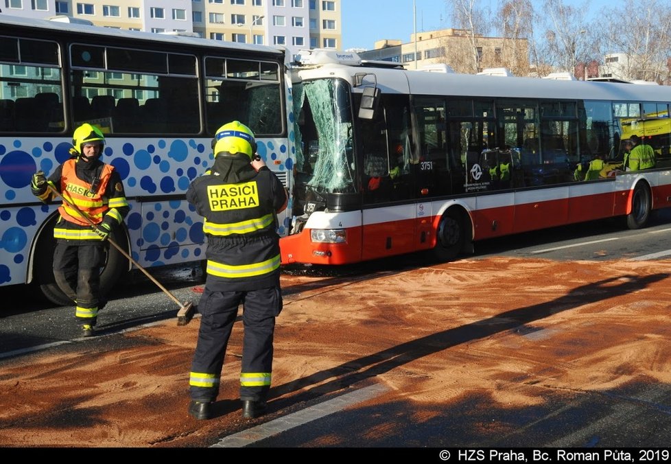 Při nehodě na křižovatce ulic Jarníkova a Roztylská se srazily dva autobusy.